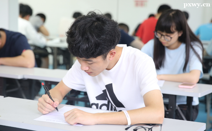 高考輔導(dǎo)補(bǔ)課班有用嗎